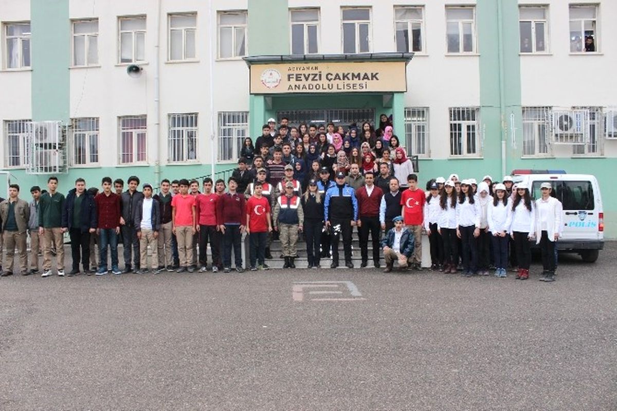 Öğrencilerden Polis ve Jandarma Ekiplerine Anlamlı Gösteri