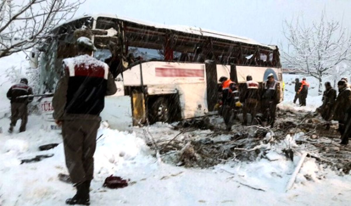 Otobüs Uçuruma Yuvarlandı: 5 Ölü