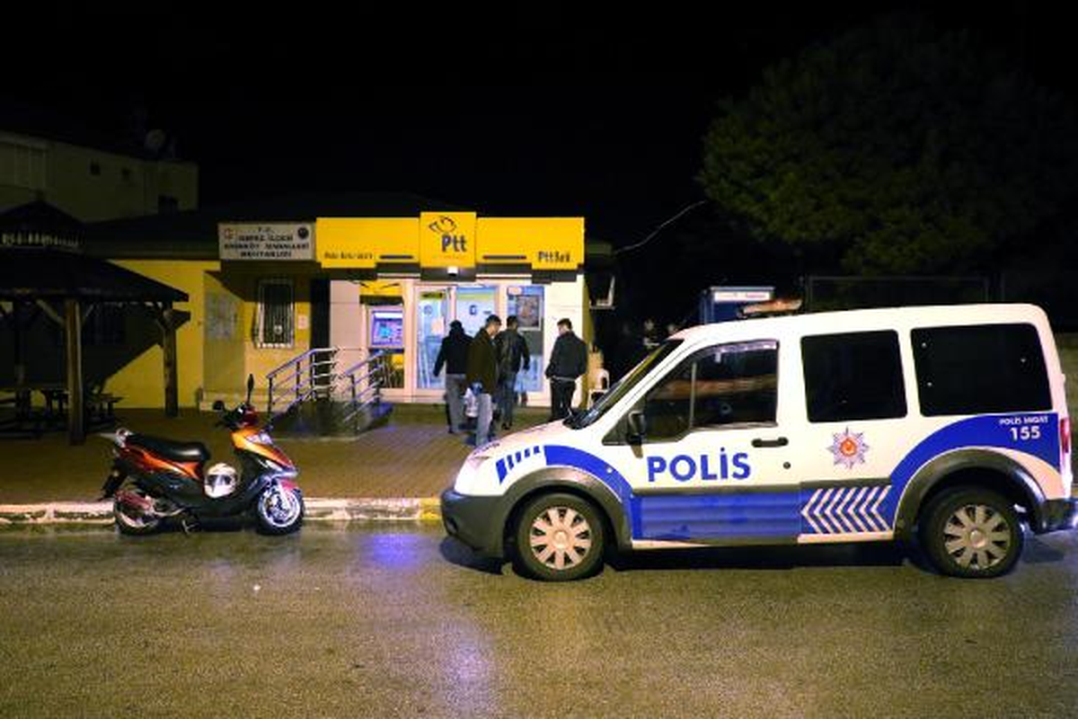 PTT Şubesine Giremeyince Alarm Kutusunu Söküp Kaçtılar