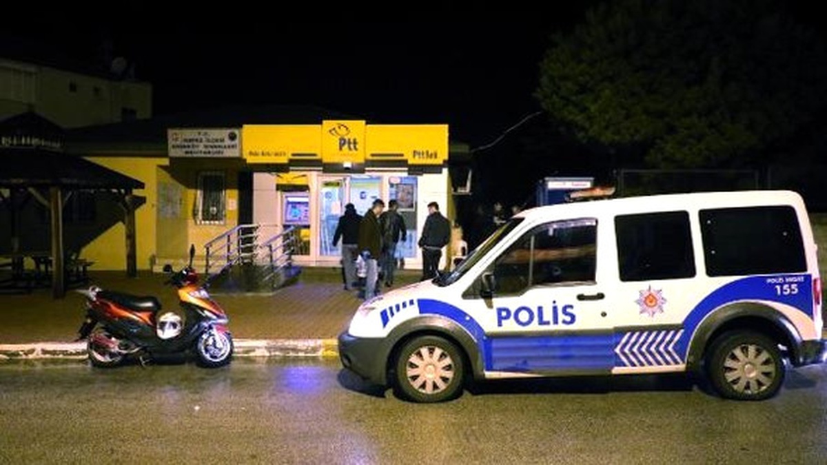 PTT Şubesine Giremeyince Alarm Kutusunu Söküp Kaçtılar
