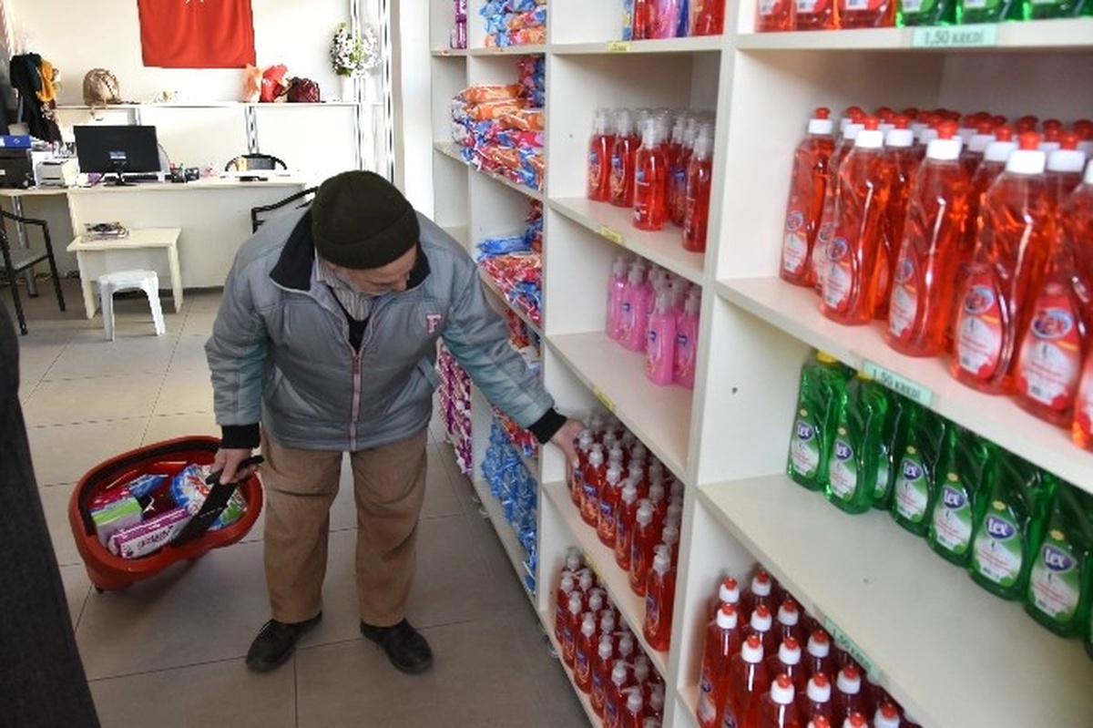 Salihli\'de İhtiyaç Sahiplerinin Yüzü Sosyal Markette Gülüyor