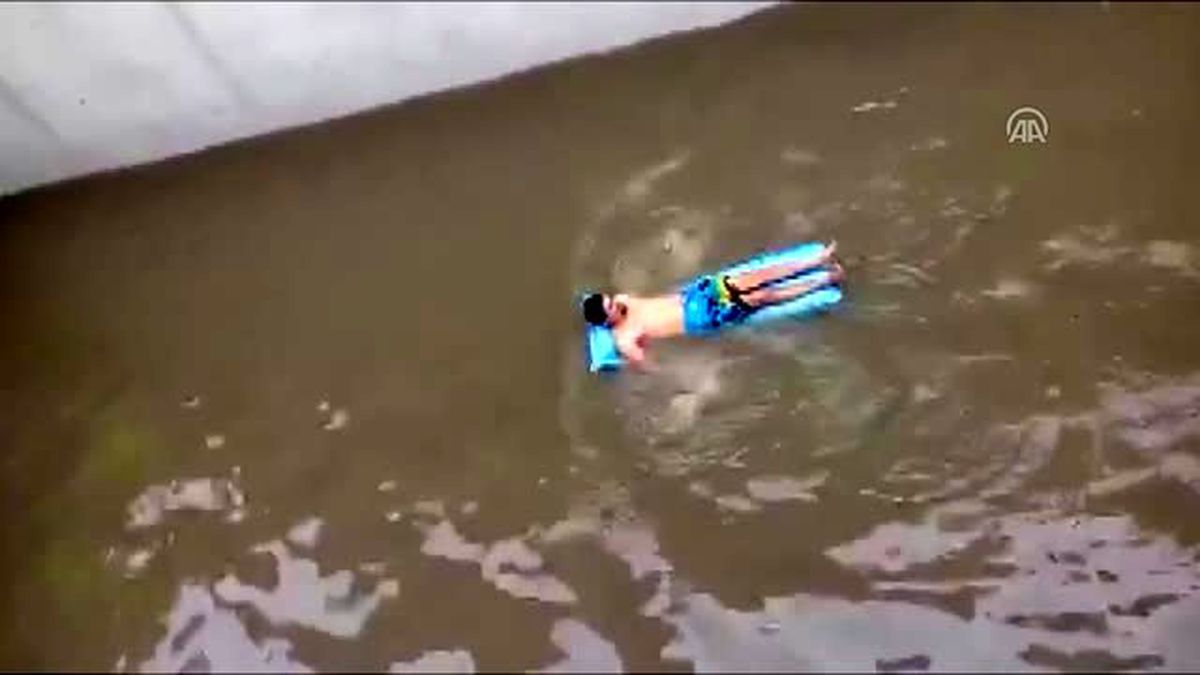 Sel Sularının Biriktiği Alt Geçitte Yüzdüler