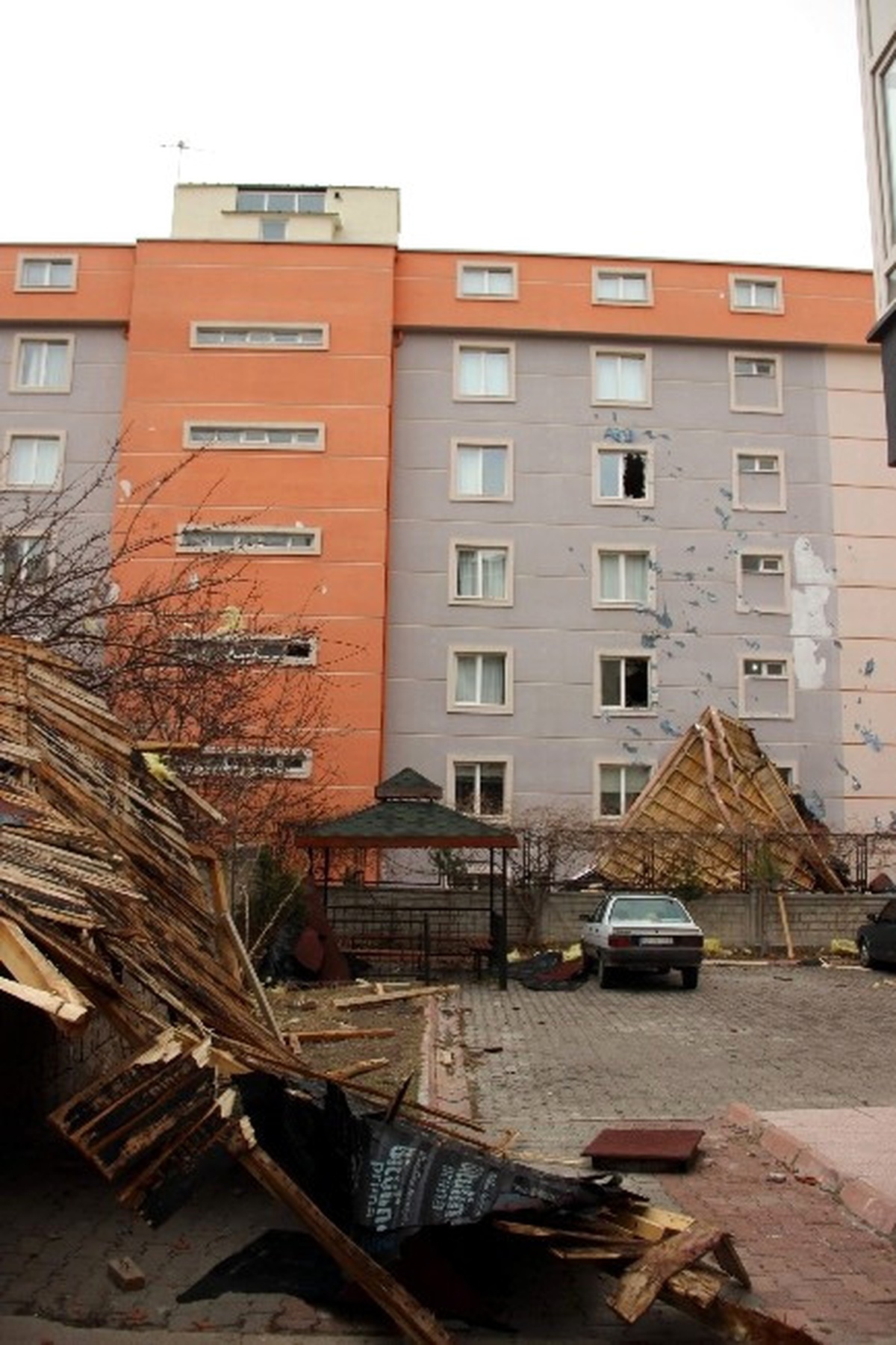 Şiddetli Rüzgar Çatıları Uçurdu, Camları Kırdı
