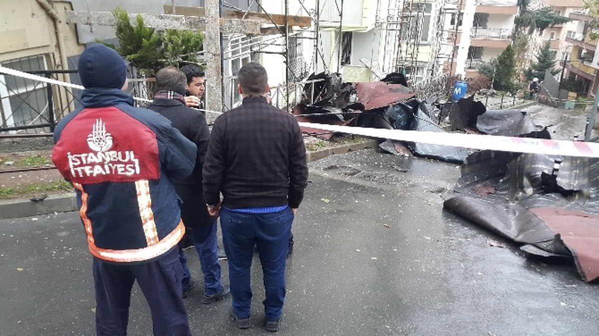 Şişli\'de Şiddetli Fırtına Binanın Çatısını Uçurdu