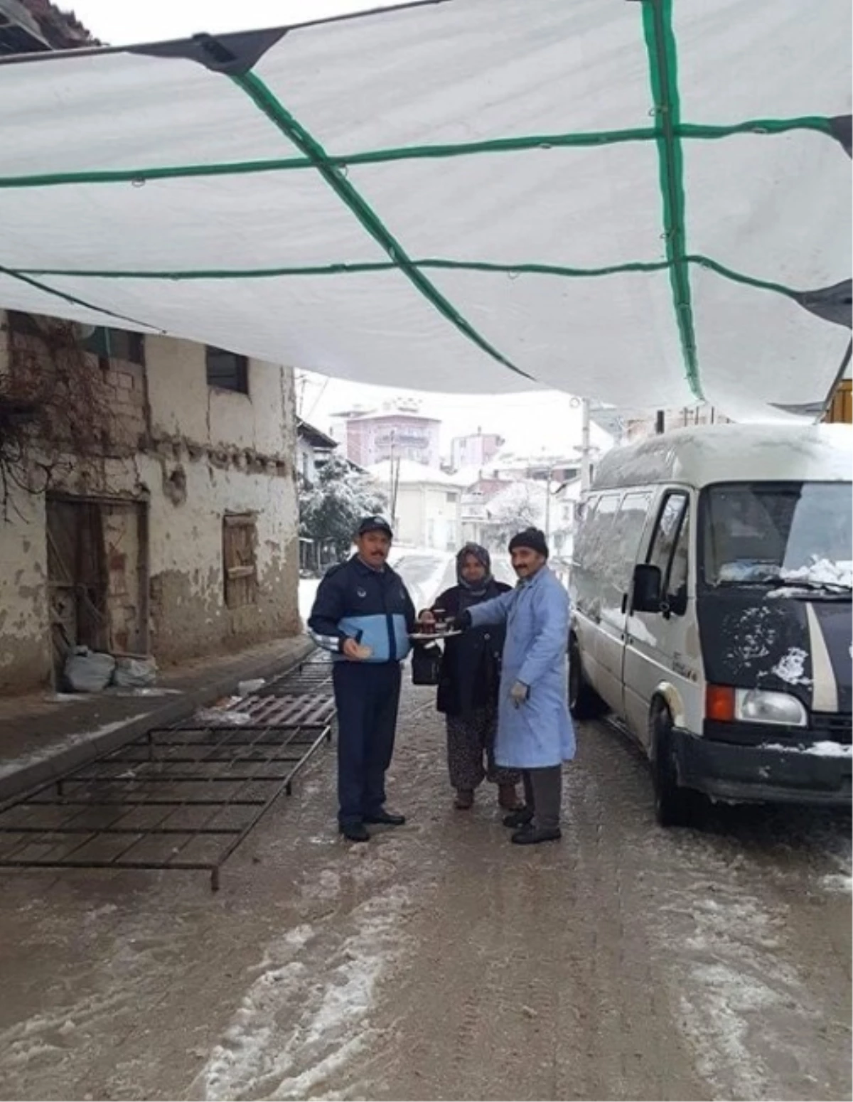 Soğuk Havada Pazarcı Esnafına Çaylar Zabıtadan