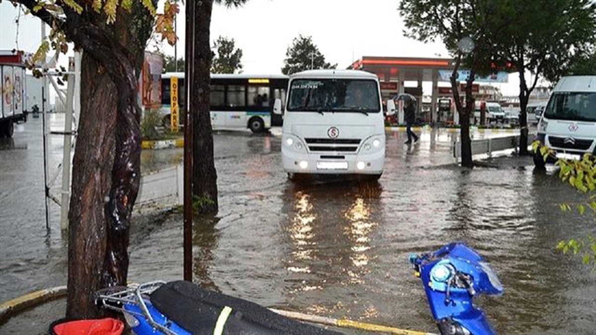 Tarsus\'ta Okullar Sel Tehlikesi Nedeniyle 1 Gün Kapalı