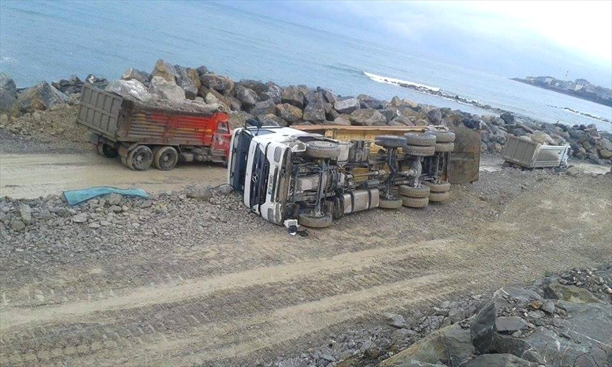 Türkeli\'de Kamyon Devrildi: 1 Yaralı