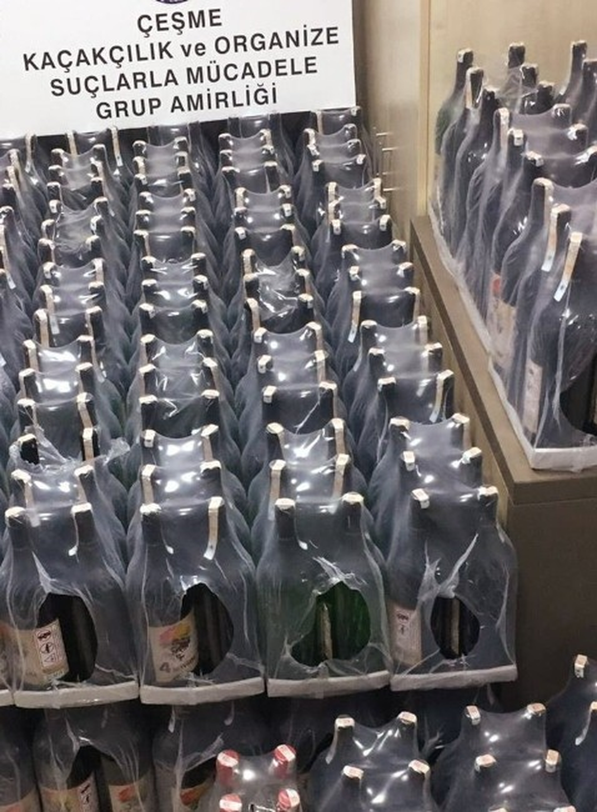 Urla\'da Bin 242 Şişe Kaçak İçki Ele Geçirildi