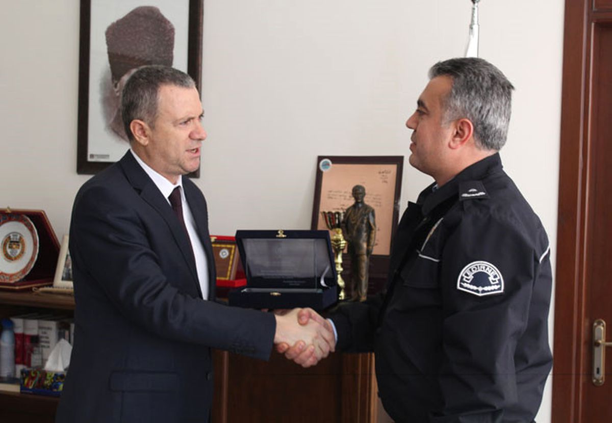Uzunköprü Belediye Başkanı İşbilen\'e Teşekkür Plaketi