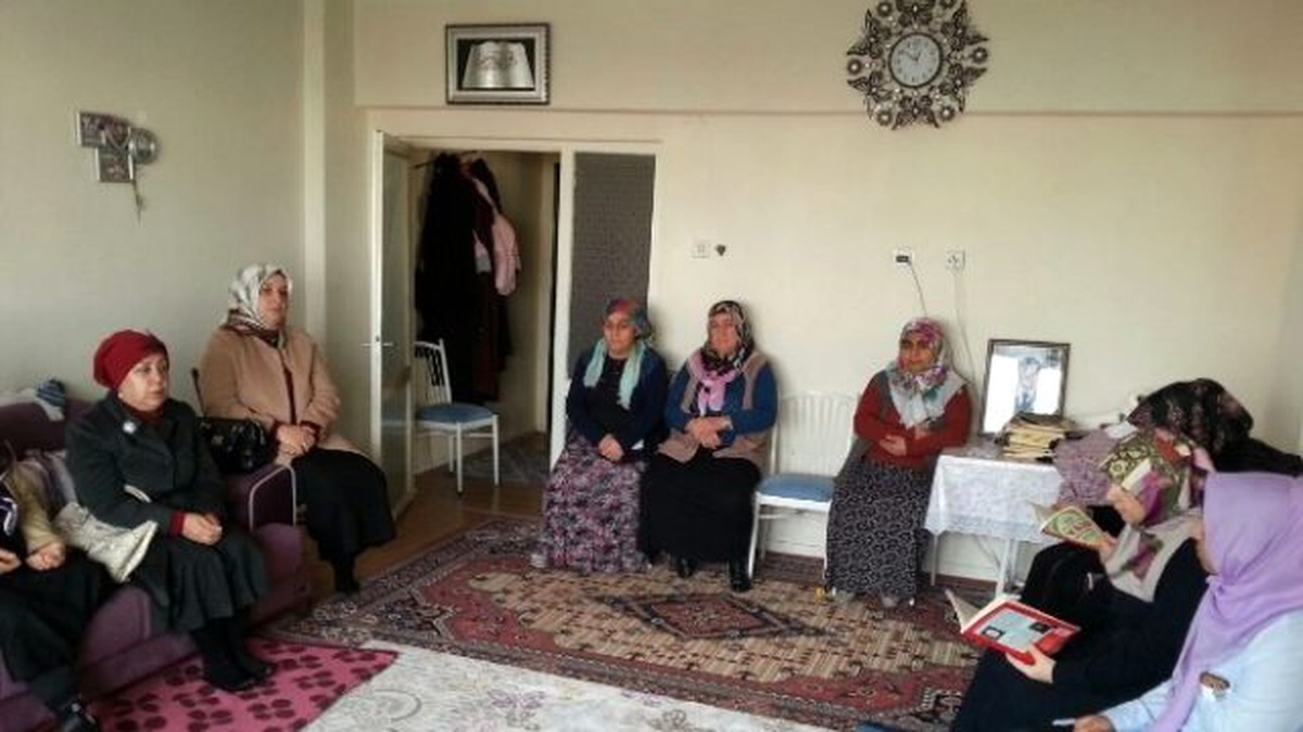 Vali Kamçı\'nın Eşi Şehit Ailelerini Ziyaret Etti
