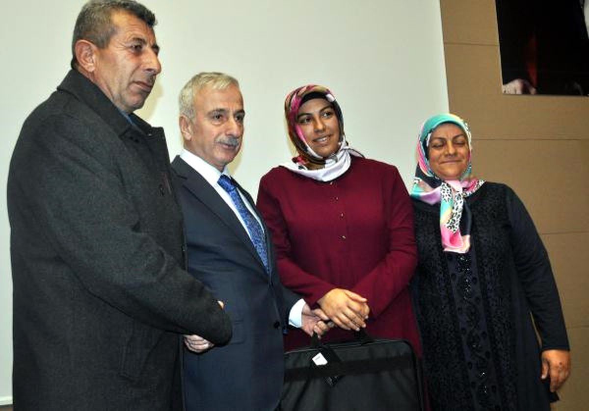 Vali Kamçı, Şehit Ailelerine Bilgisayar Hediye Etti