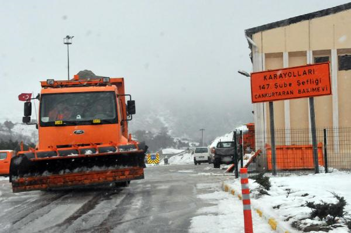 Yalova\'da İstanbul Karayolunu Açık Tutma Çabası