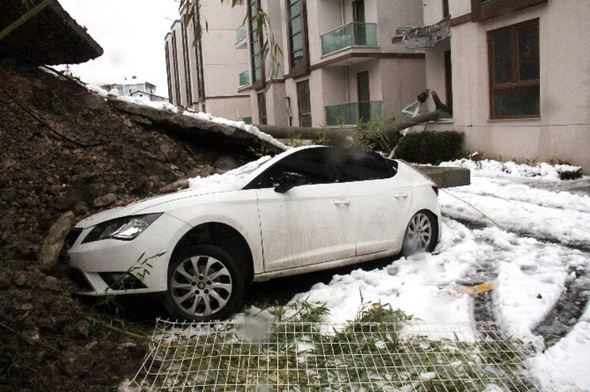 7 Metre Yüksekliğinde Duvar Otomobilin Altında Kaldı