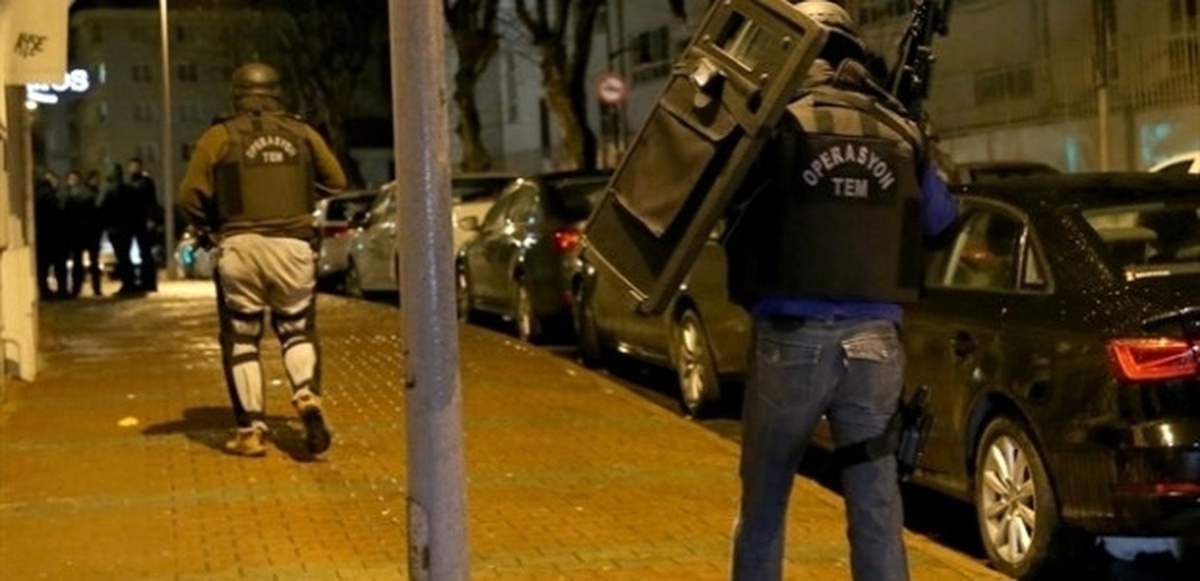 Adana\'da 3 Kişi, El Yapımı Bomba Yaparken Yakalandı