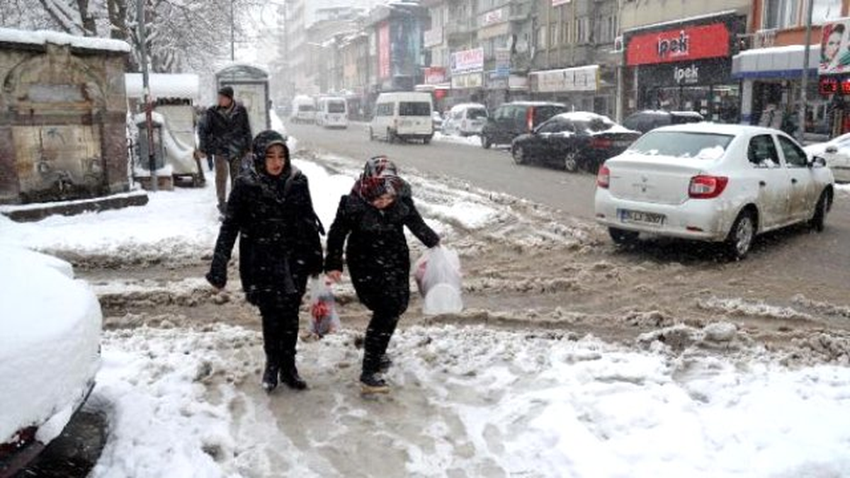 Afyonkarahisar\'da Kar Yağışı