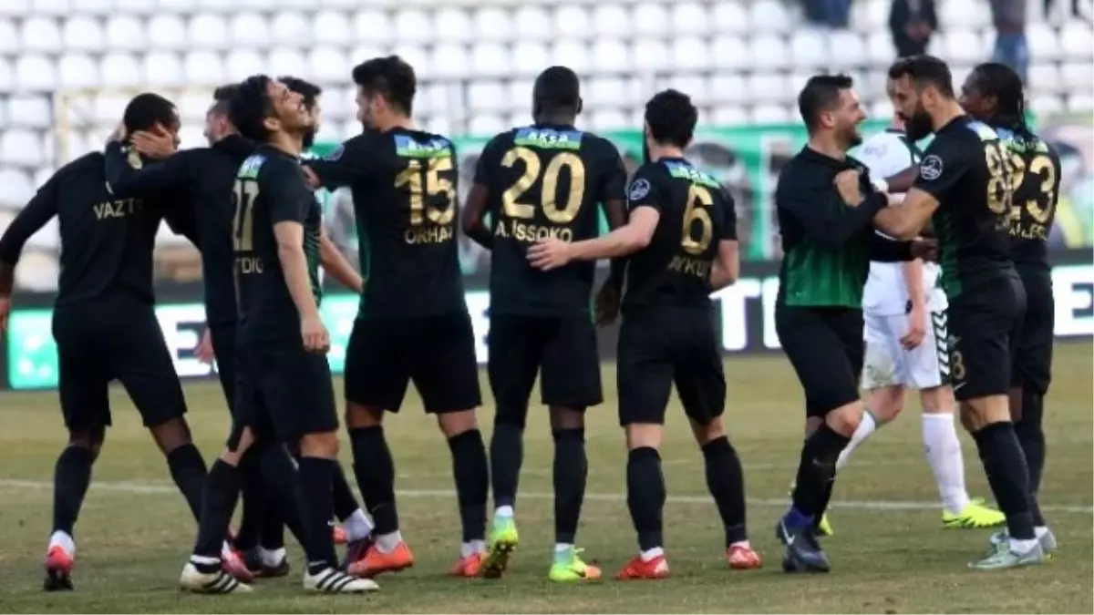 Akhisar Belediyespor\'da Golcü ve Stoper Arayışı Sürüyor