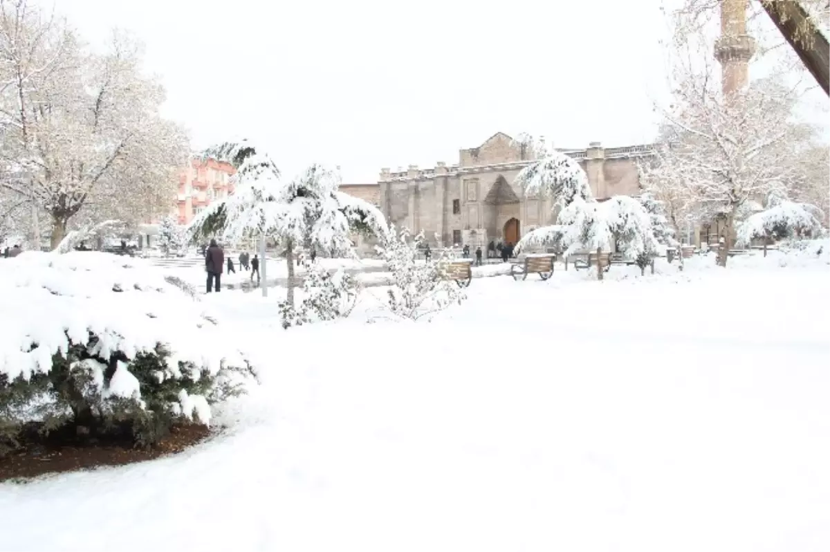 Aksaray Beyaza Büründü