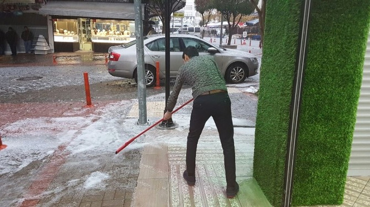 Alanya\'da Aniden Bastıran Dolu Vatandaşlara Zor Anlar Yaşattı