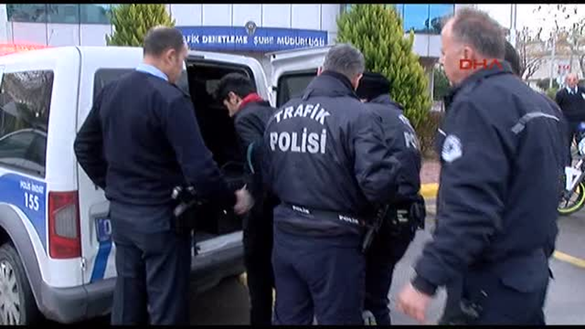 Antalya Polisin \'Dur\' Ihtarına Uymadı, \'Hadi Vurun Beni\' Dedi