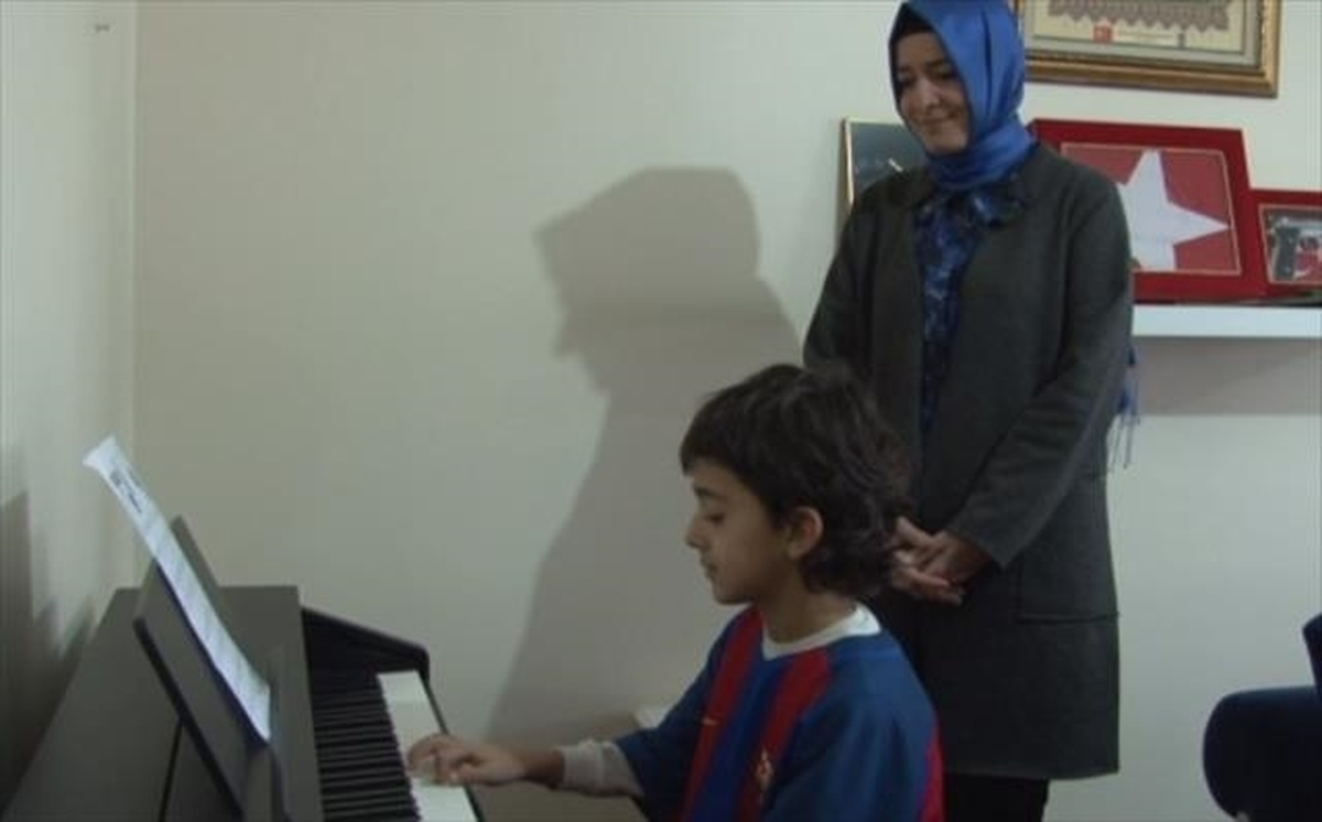 Bakan Kaya\'dan Emir ve Doğukan\'a Anlamlı Hediye