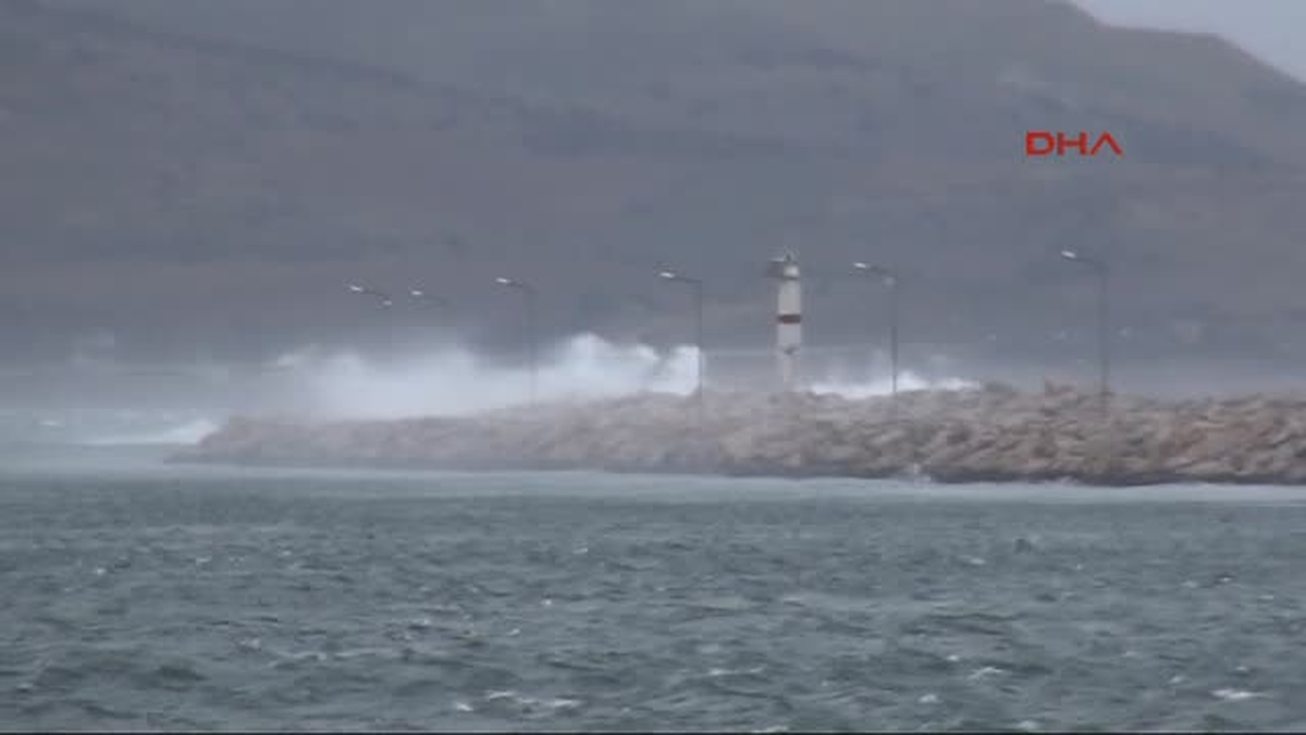 Bandırma\'da Poyraz 90 Kilometre Hızla Esti