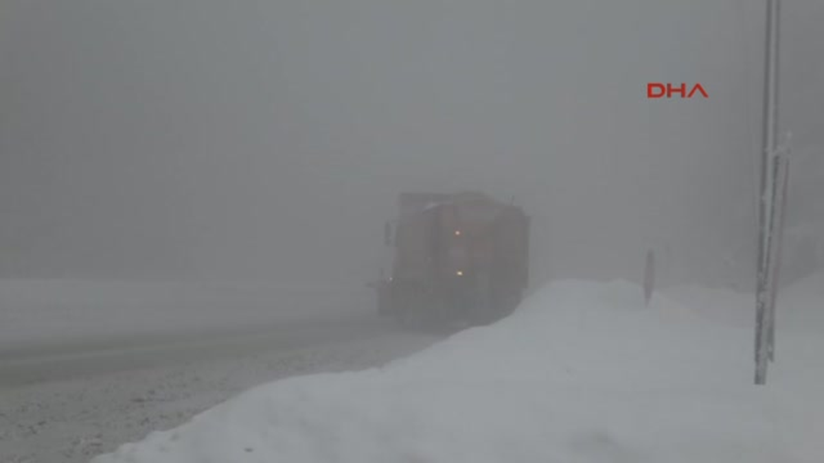 Bolu Dağı\'nda Kar Ulaşımı Zorlaştırdı