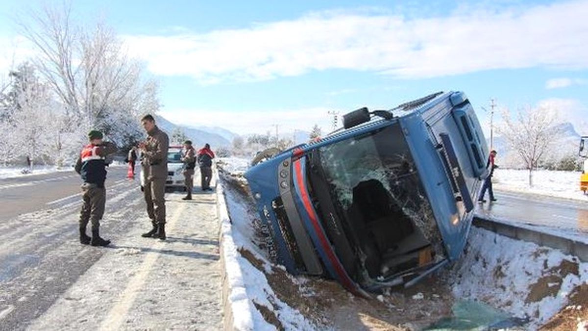 Burdur Cezaevi Aracı Devrildi: 1 Yaralı