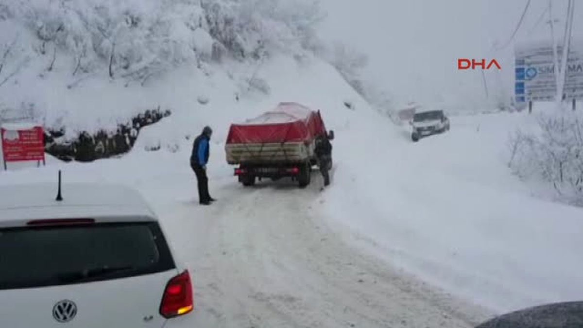 Bursa Uludağ Yolunda Mahsur Kalan 100 Aracı Jandarma Kurtardı