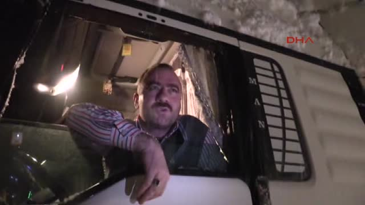 Bursa - Yolda Mahsur Kalanlara Ekmek Arası Inegöl Köfte Dağıtıldı