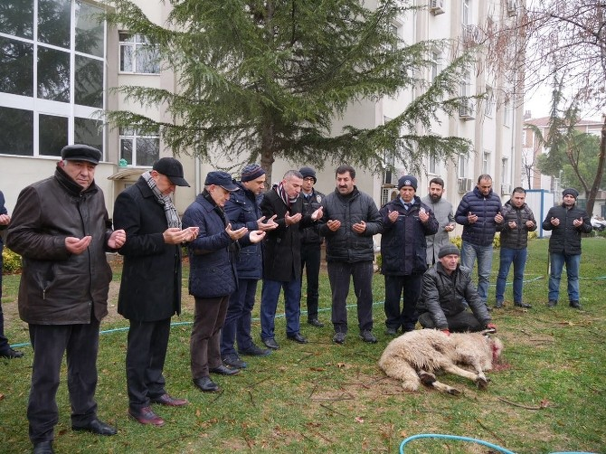 Büyükçekmece\'de Polisler İçin Kurban Kesildi