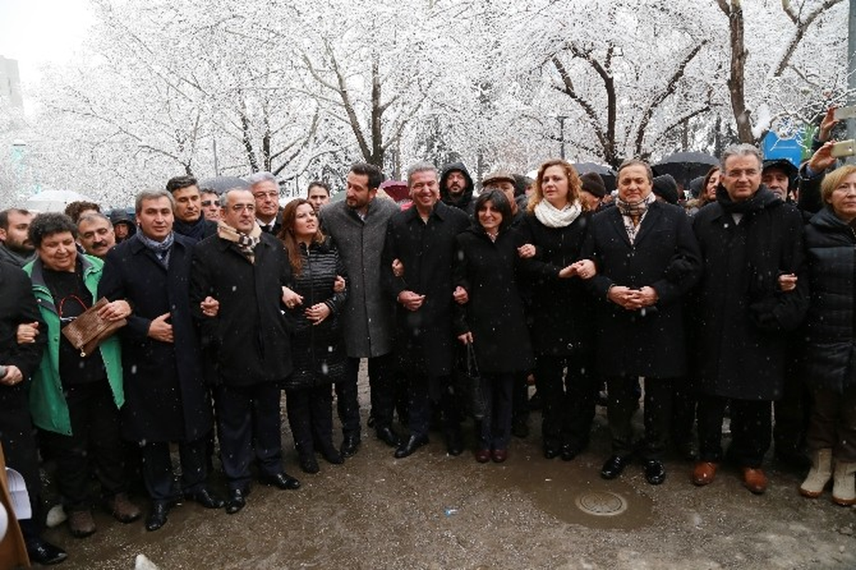 CHP\'li Vekillerden Anayasa Değişiklik Teklifine Protesto