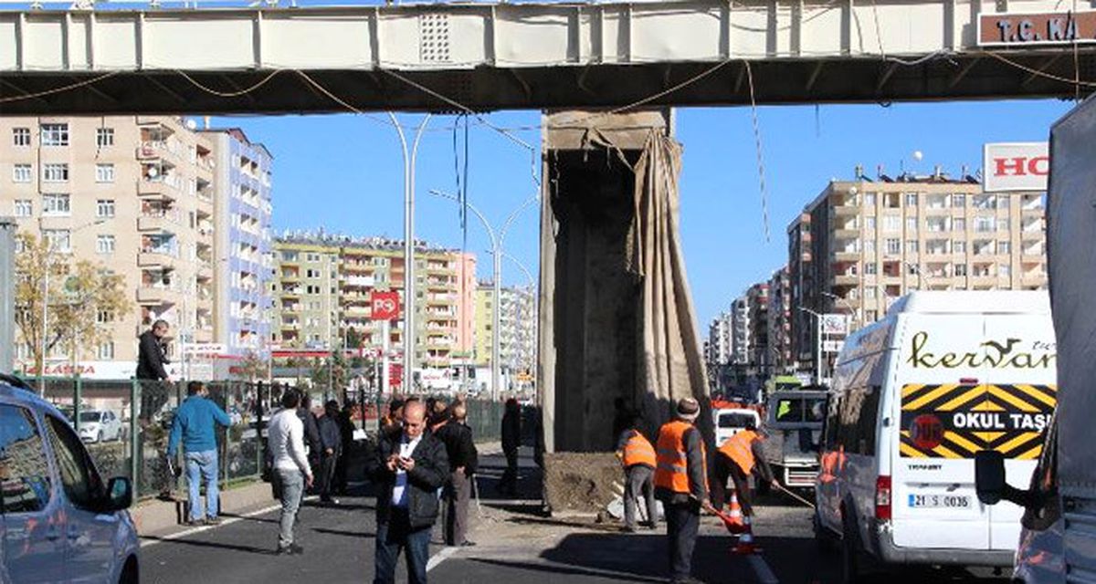 Damperi Açılan Kamyon Üst Geçide Çarptı