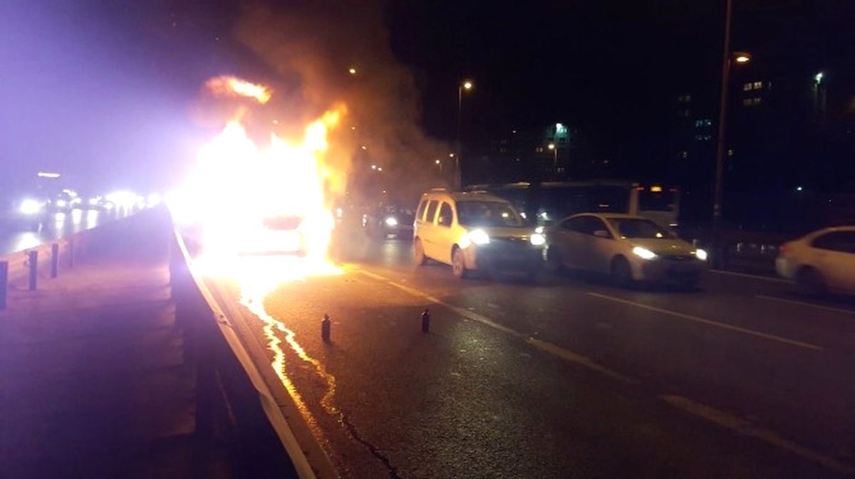 E-5\'te Seyir Halindeki Minibüs Cayır Cayır Yandı