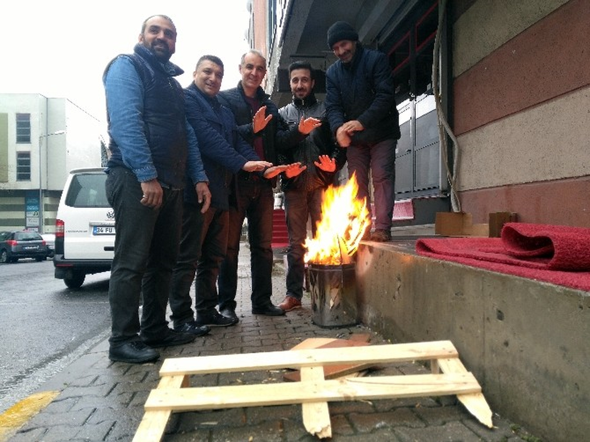 Elektrikler Kesilince Isınabilmek İçin Çareyi Ateş Yakmakta Buldular