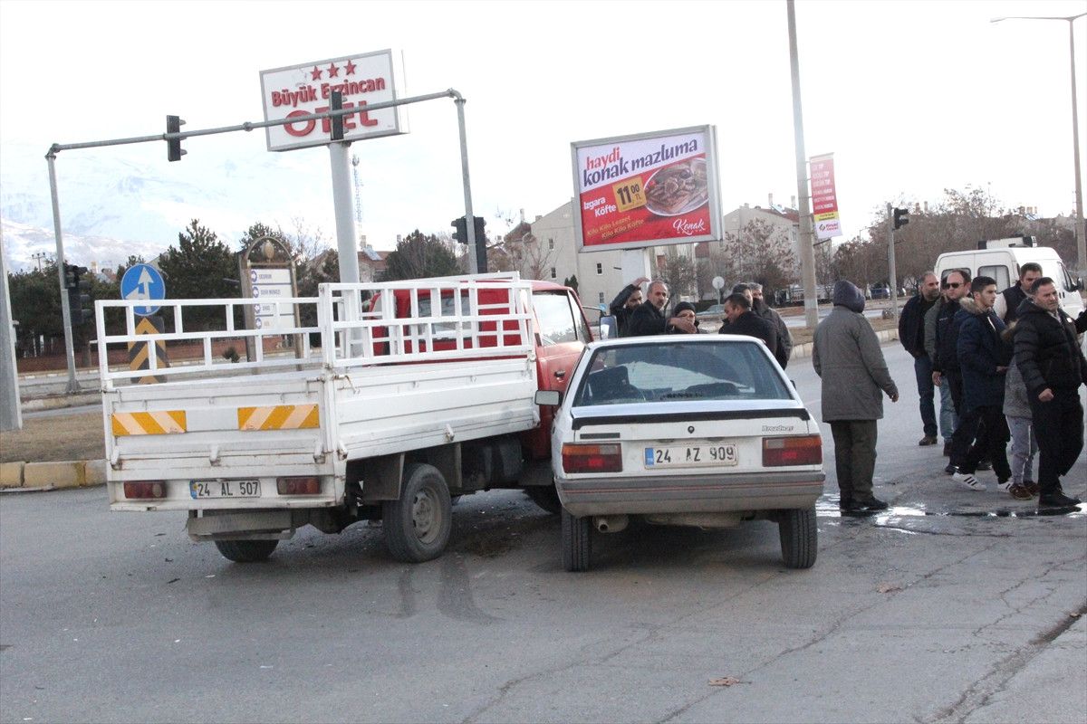 Erzincan\'da Trafik Kazası: 6 Yaralı