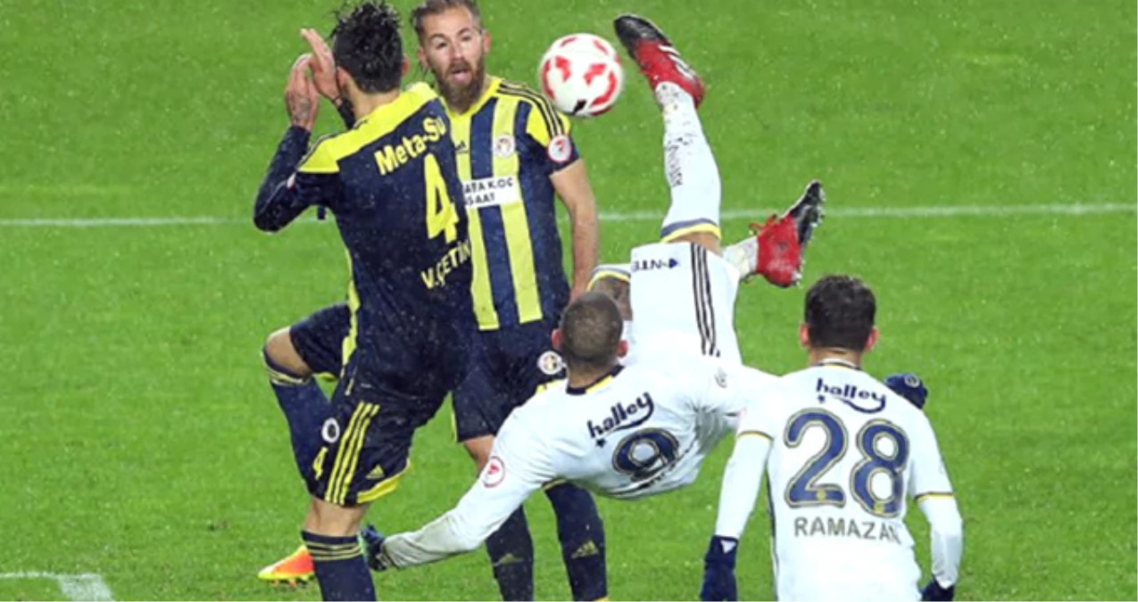 Fenerbahçeli Moussa Sow, Fernandao\'ya Takıldı: Beni Taklit Ediyorsun