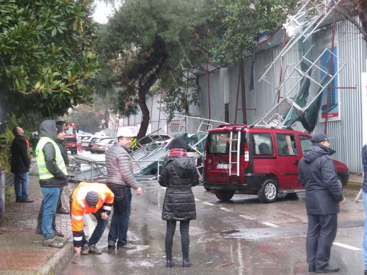 Fırtına Kadıköy\'de İnşaat İskelesini Devirdi, 5 Araç Altında Kaldı
