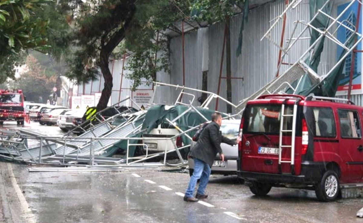 Fırtına Kadıköy\'de İnşaat İskelesini Devirdi, 5 Araç Altında Kaldı