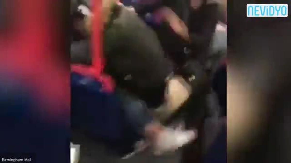 Genç Kızlar Otobüste Birbirine Girdi!