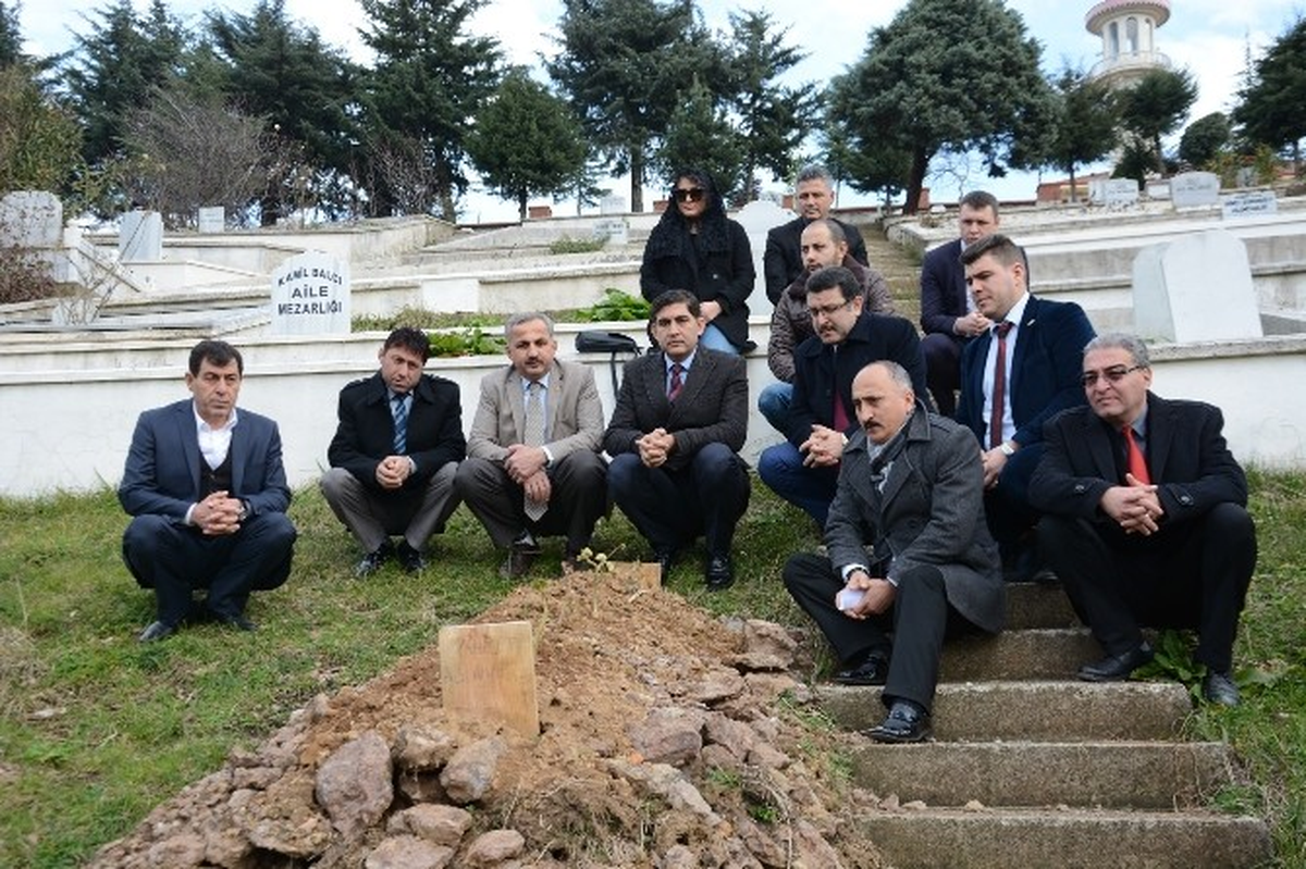 Görevinin İlk Gününde Eski Başkanın Mezarını Ziyaret Etti