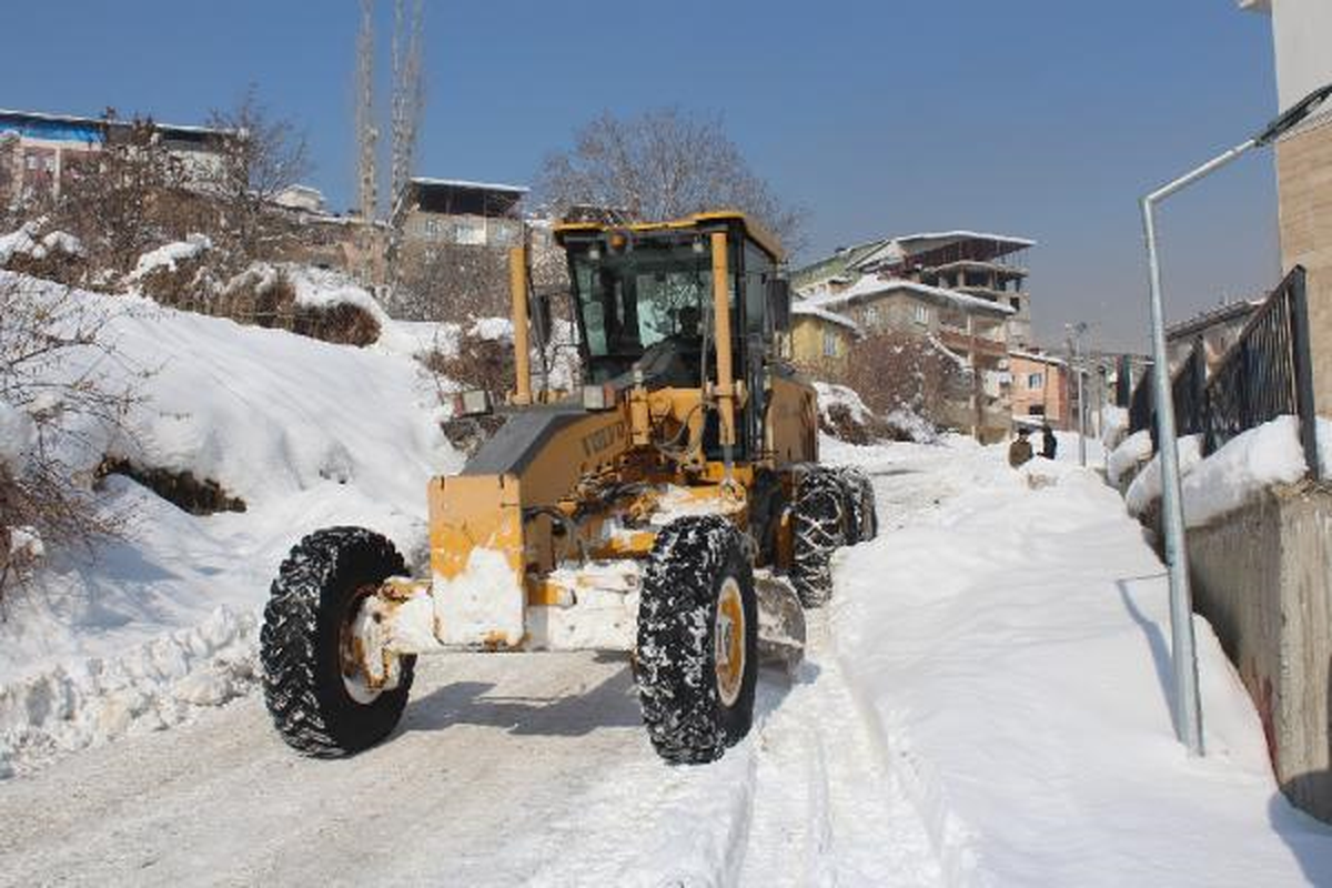 Hakkari\'de 3 Bakanın Ziyaretinden Önce Kentte Kar Temizliği