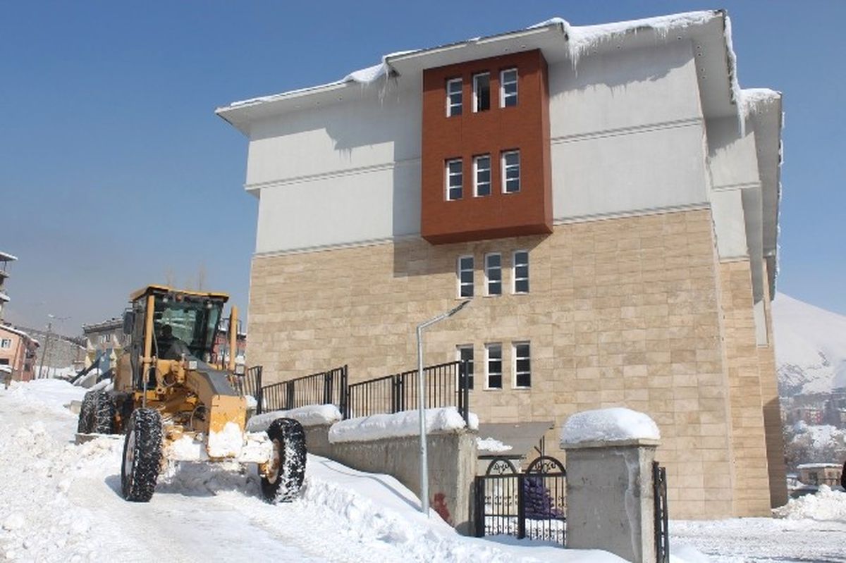 Hakkari\'de Bakanların Ziyareti Öncesi Kar Temizleme Çalışması