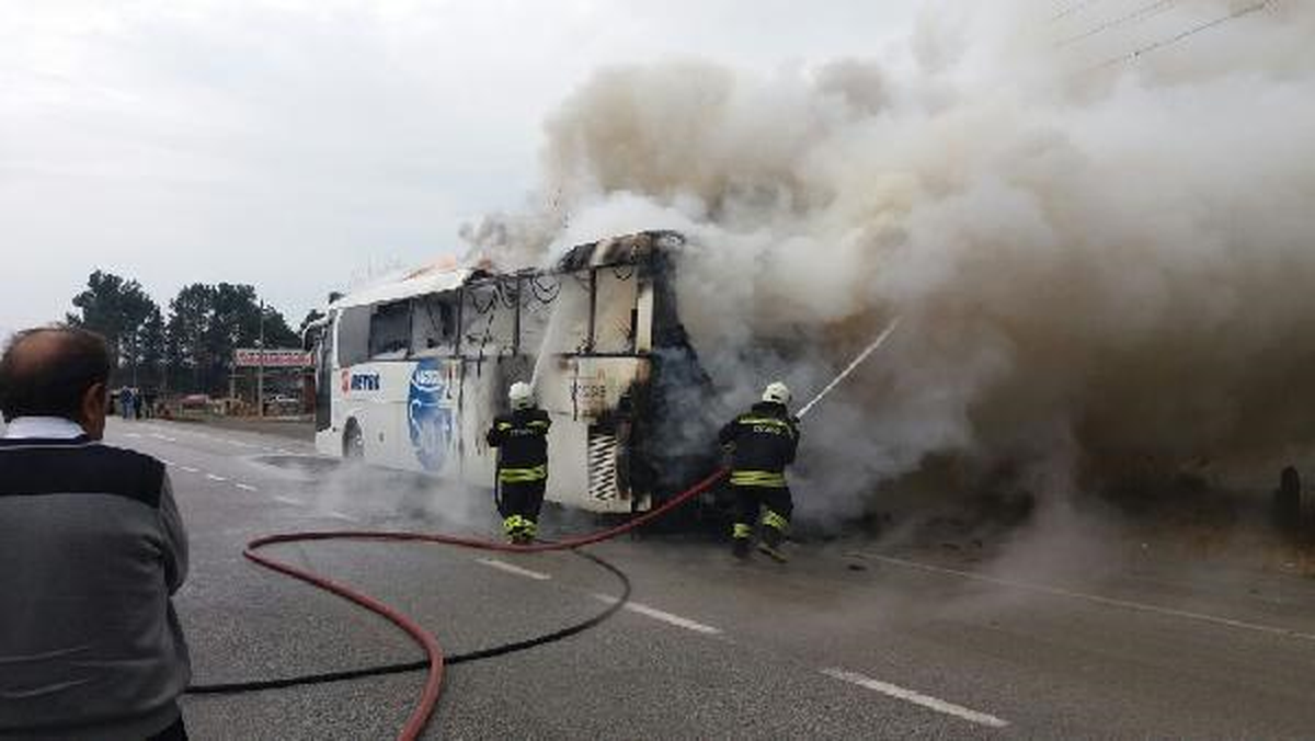 İçinde 16 Yolcu Bulunan Otobüste Yangın Çıktı