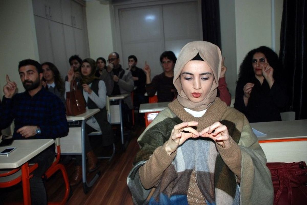 İşitme Engelli Annesi ve Babası, Hayatını Değiştirdi