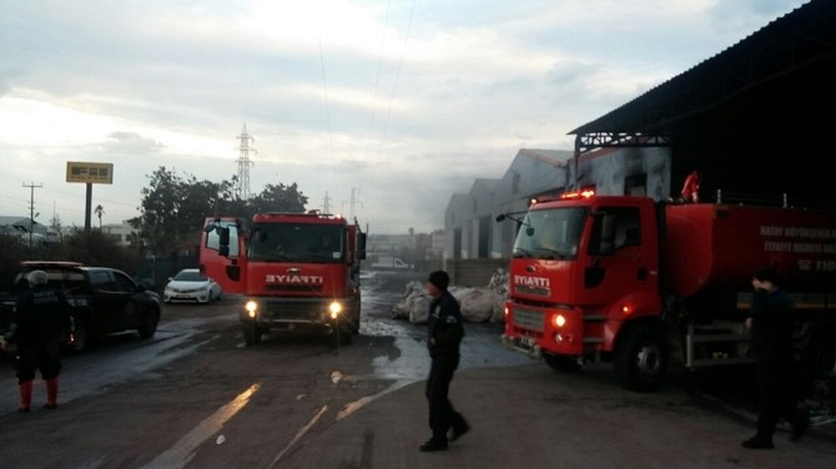 İskenderun\'da Geri Dönüşüm Tesisinde Yangın