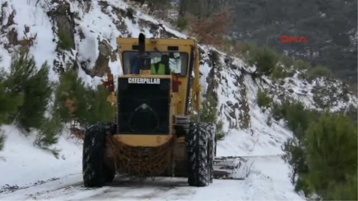 Izmir Bergama\'da Kırsal Mahallerinde Karla Mücadale Sürüyor