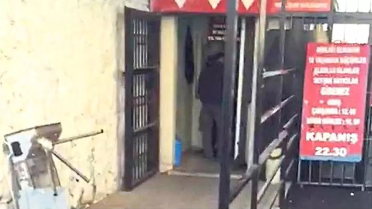 İzmir\'de Genelev Girişine Konulan Turnike Kriz Çıkardı