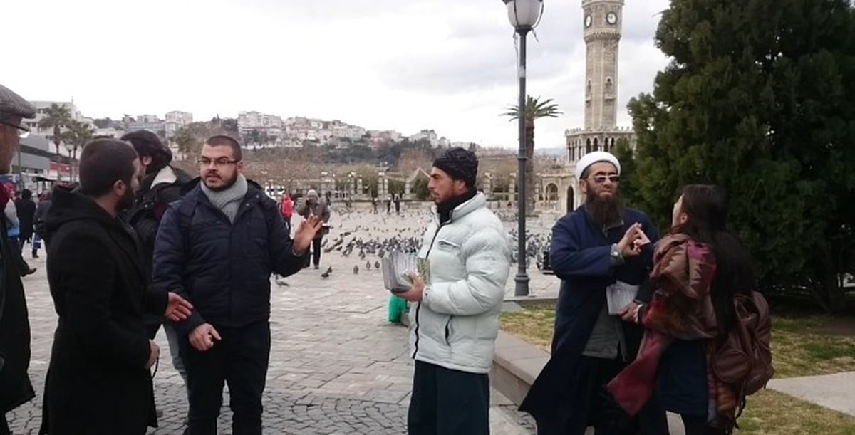 İzmir\'de \'Yılbaşı Bildirisi\' Gerginliği