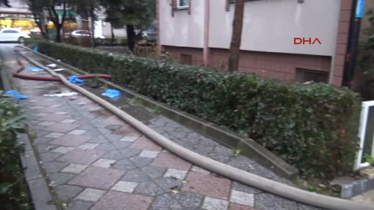 Izmit\'te Ev ve Işyerlerini Su Bastı 1
