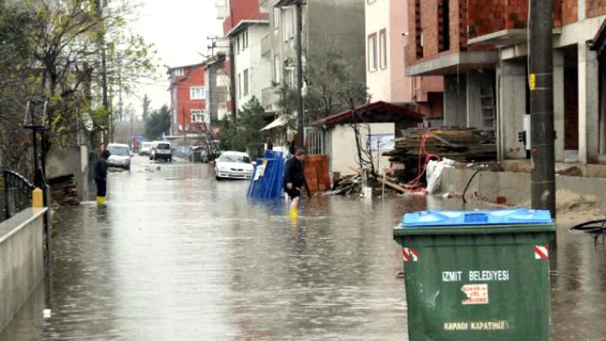 İzmit\'te Ev ve İşyerlerini Su Bastı -1